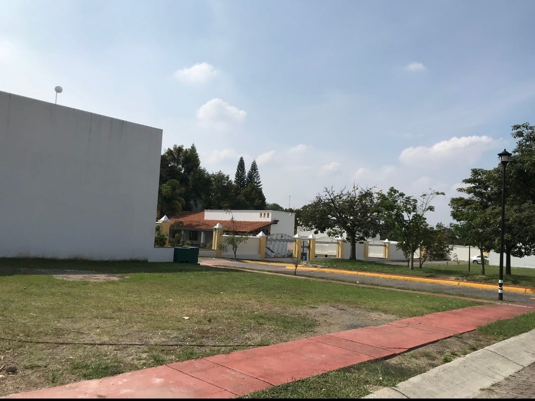 Edificio moderno con exterior blanco y cobre metálico